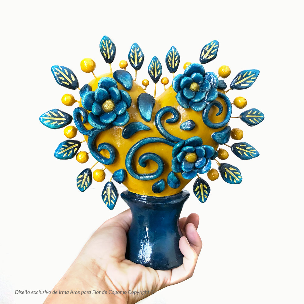 Corazón de barro con flores