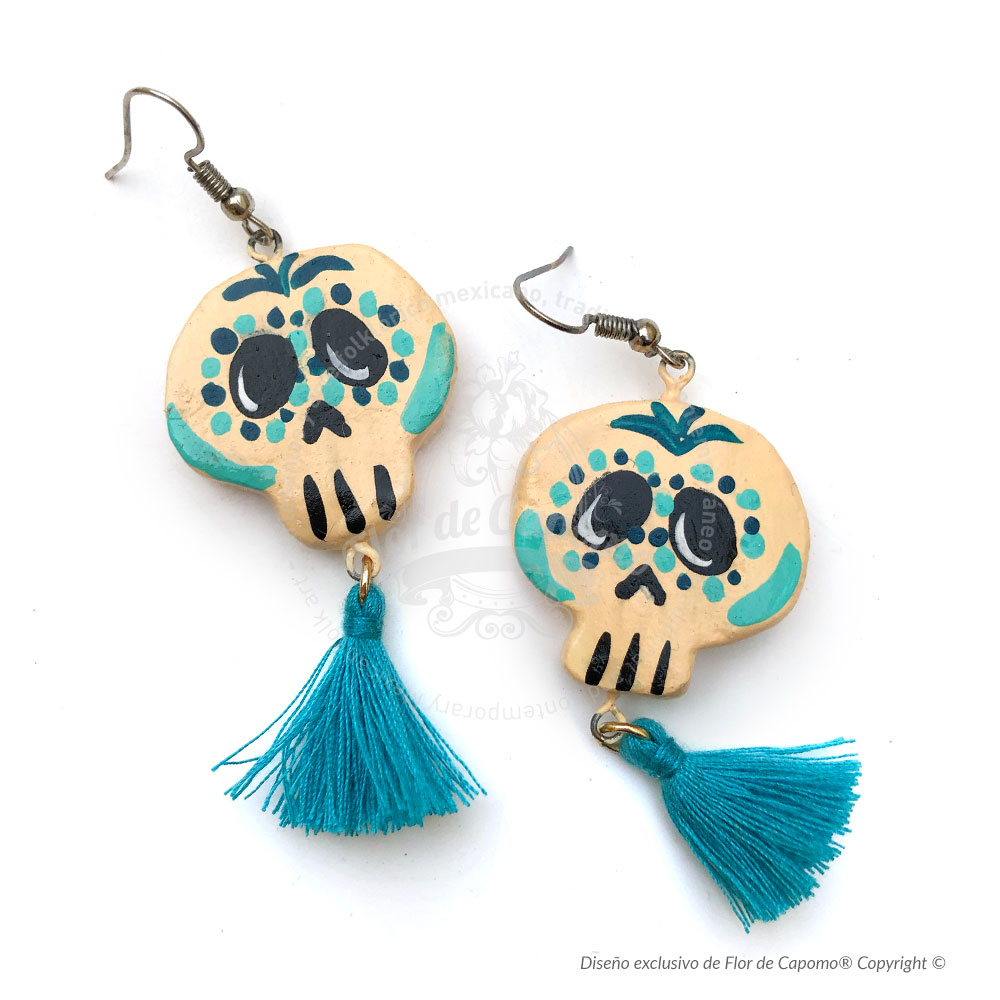 Aretes de barro de calavera
