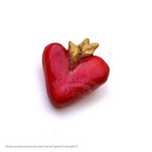 Pin en forma de corazón con fuego amarillo