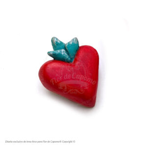 Pin en forma de corazón con detalles en azul