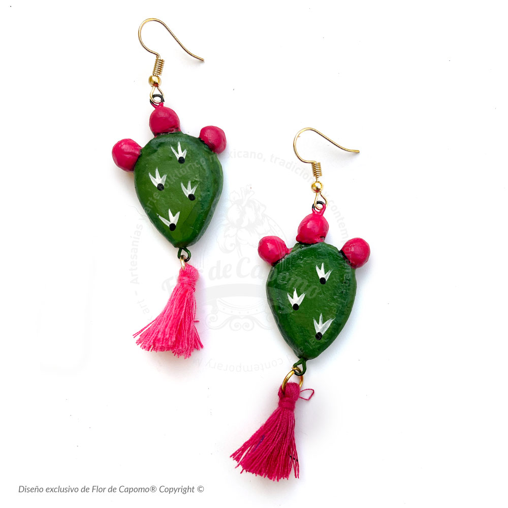 Aretes de barro en forma de nopal cuijo