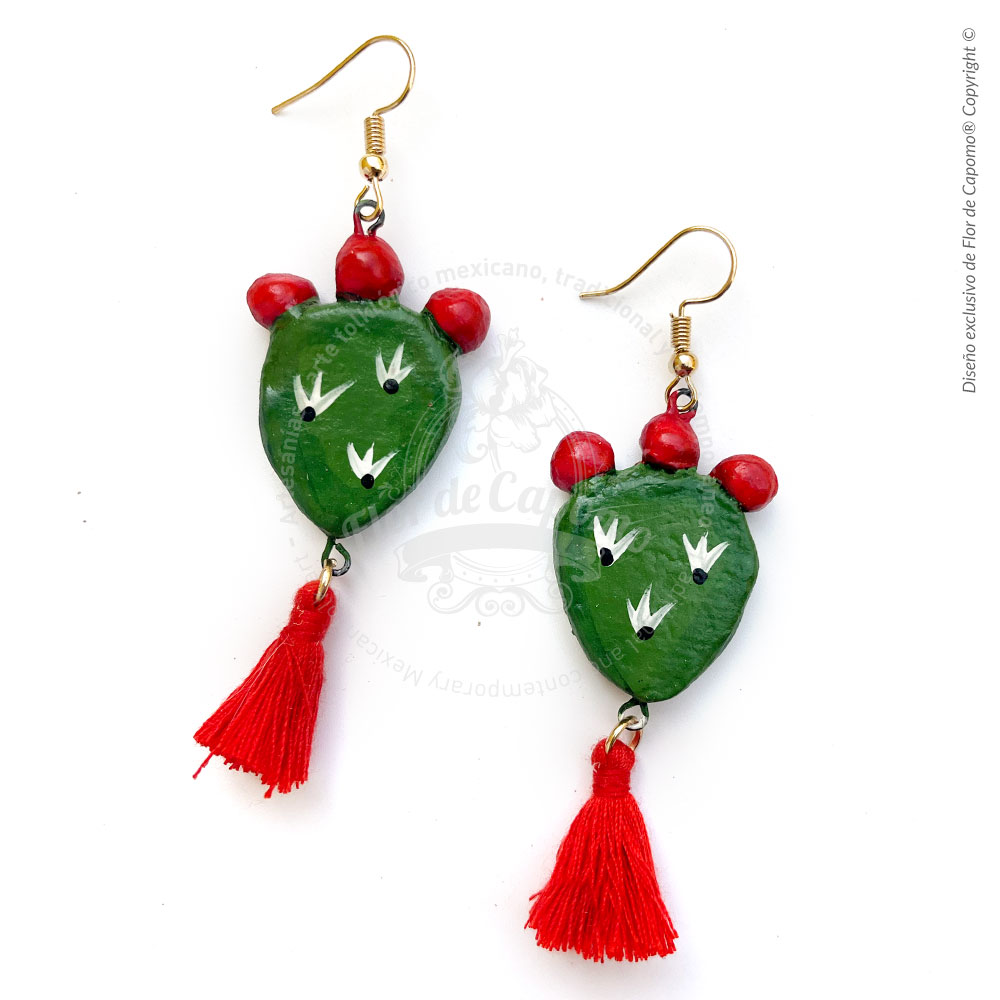 Aretes de barro en forma de nopal